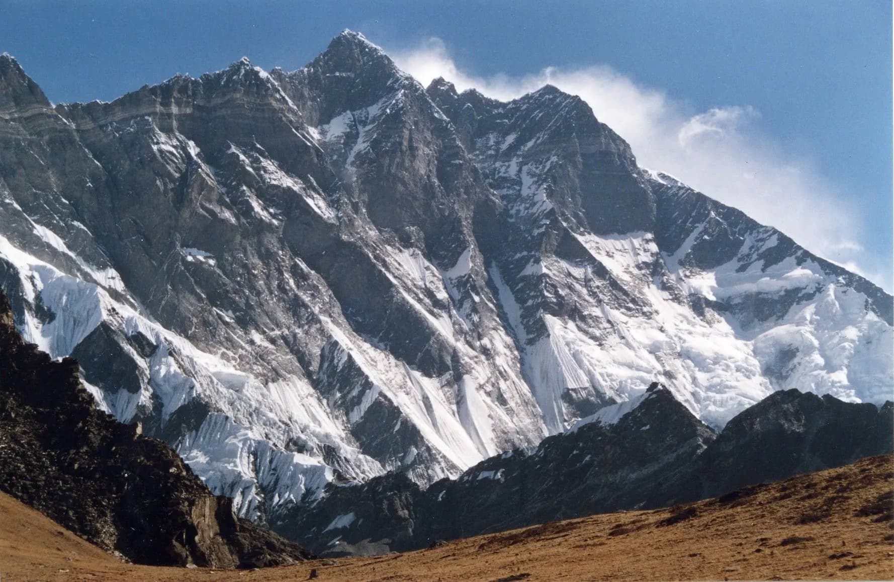 Lhotse z Chukhung Ri s masivní jižní stěnou.
