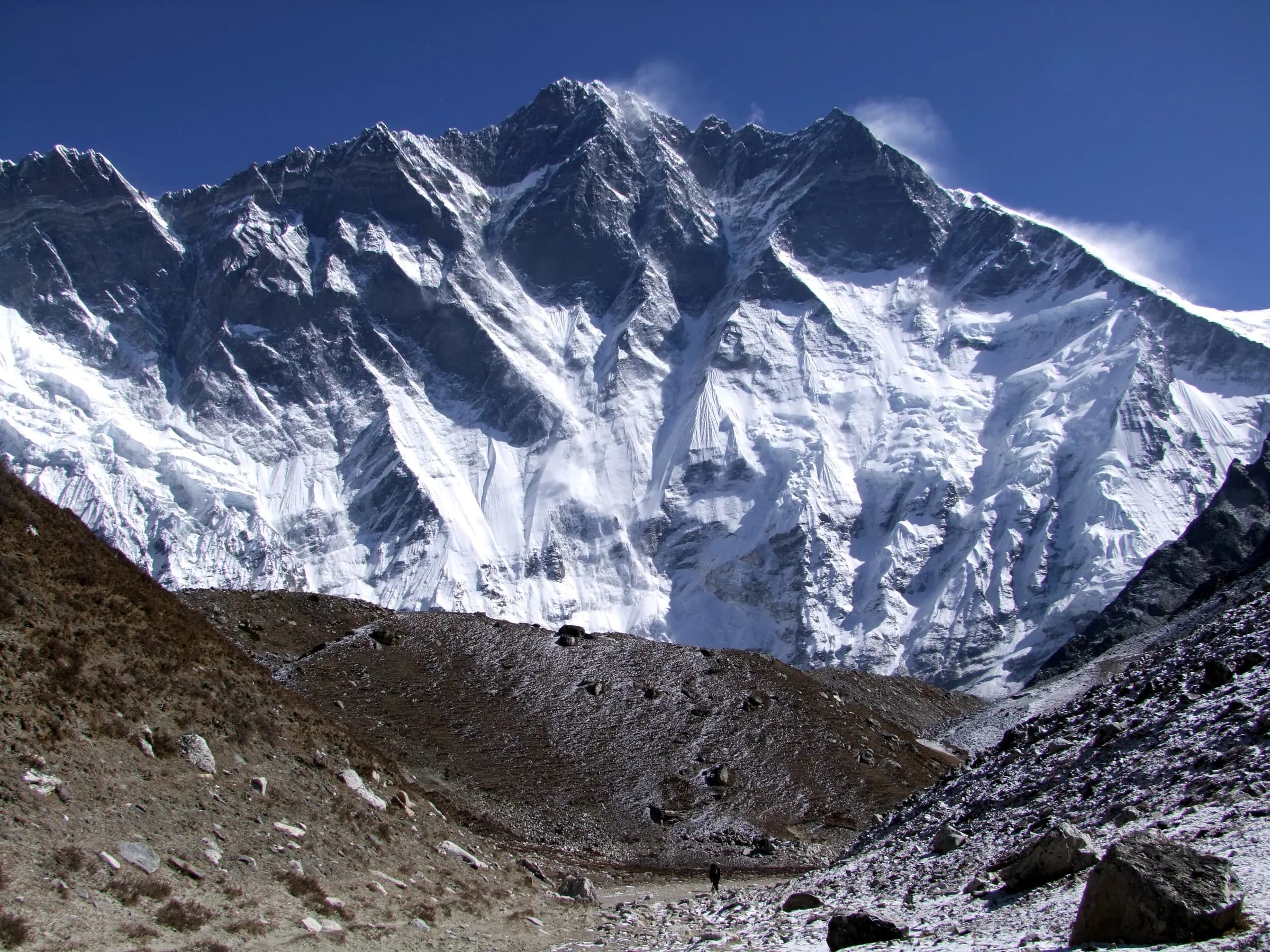 Jižní stěna Lhotse nad ledovým jezerem Imja Tsho v Himálaji.
